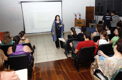 Pesquisadora de Arte apresenta palestra para educadores da rede municipal Pesquisadora de Arte apresenta palestra para educadores da rede municipal