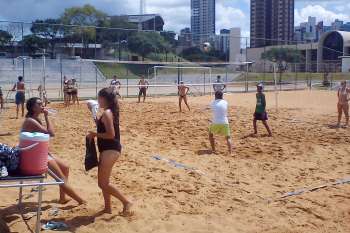 Quadras de areia da Vila Olímpica estão disponíveis para a população durante as férias