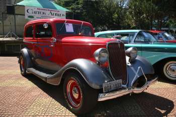Mais de 600 veículos estiveram expostos no 6º Encontro de Carros Antigos de Maringá
