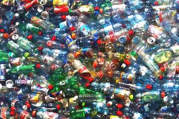 Comunidade poderá trocar garrafas PET por sacolas retornáveis na Feira do Produtor
