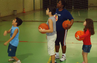 Escolinha de basquete conta com 50 alunos.