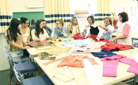 Estudantes de Moda da Unicesumar doam cerca de 400 peças de agasalhos.