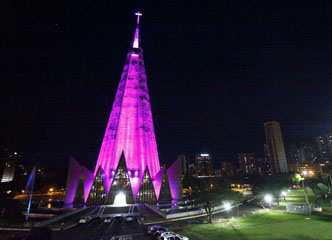 Iluminação da torre da Catedral de Maringá terá tonalidade rosa durante o mês de outubro.