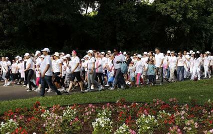 Caminhada contra o câncer de mama reuniu milhares de pessoas em torno do Parque Ingá.