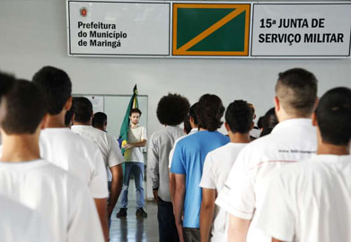 Apenas 20% dos jovens esperados prestam Juramento à Bandeira.