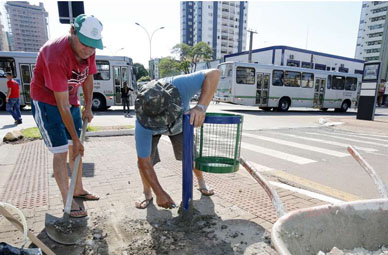 Mais de mil lixeiras serão instaladas em locais públicos de Maringá, Iguatemi e Floriano.