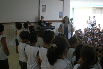 Projeto de música é levado à escola municipal.