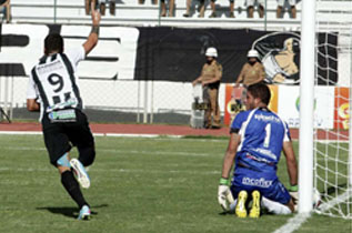 Maringá FC vence Arapongas e mantém liderança no Paranaense. 