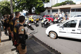 Comunidade recebe orientação sobre festas irregulares.