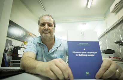 Bullying escolar é tema de livro de professor da instituição.