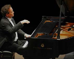 Pianista renomado ministrará palestra na UEM. Pianista renomado ministrará palestra na UEM.