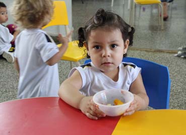 Colégio inclui frutas na alimentação infantil e torna hora da refeição agradável e saudável.