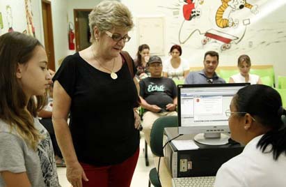 Pais recebem orientações sobre a vacinação contra o HPV.