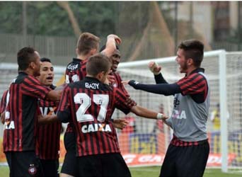 Atlético vence clássico diante do Coritiba no Willie Davids.