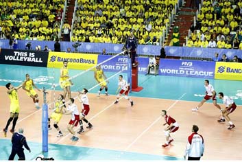 Com ginásio Chico Neto lotado, seleção brasileira de vôlei vence Polônia.