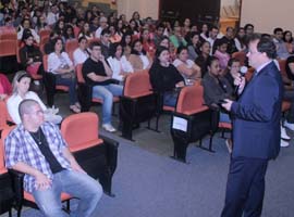 Mais de 700 alunos começam cursos do Pronatec nesta segunda-feira (18).