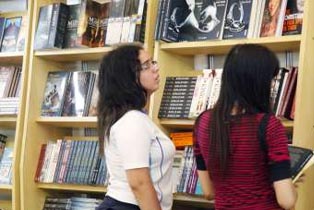 Feira de Livros com mais de 100 mil exemplares tem descontos de até 50 % Feira de Livros com mais de 100 mil exemplares tem descontos de até 50 %