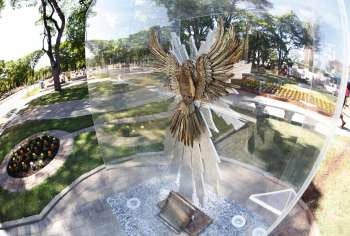 Entrada do Cemitério Municipal ganha escultura de um metro de altura