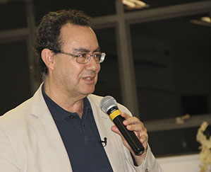 Escritor Augusto Cury faz palestra gratuita nesta quarta-feira (4) em Maringá Escritor Augusto Cury faz palestra gratuita nesta quarta-feira (4) em Maringá