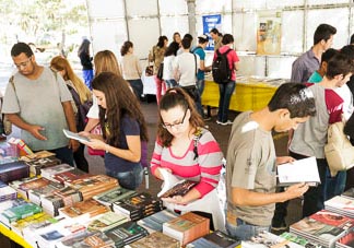 Semana do Livro começa com mais de 180 títulos à disposição