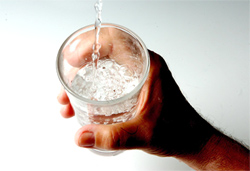 Campanha de academia destaca a importância de ingerir água