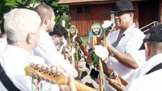 Grupo de Folia de Reis faz duas apresentações nesta quarta-feira (6)