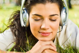 Especialistas alertam que música alta pode prejudicar audição