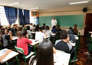 Estudantes de colégios ocupados em Maringá terão que repor aulas
