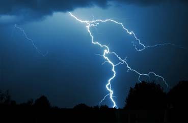 Chuvas com raios aumentam risco de acidentes com energia elétrica. Veja dicas de como se proteger