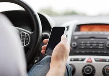 Usar celular na direção pode ter mesmo efeito do álcool no trânsito