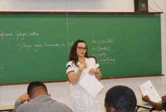 Estrangeiros recebem aula de português para facilitar a adaptação ao Brasil