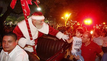 Chegada do Papai Noel neste sábado (26) abre a programação do Natal Maringá 