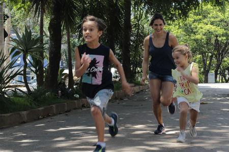 Criançada de férias? É hora de aproveitar a farra e colocar toda a família para se movimentar