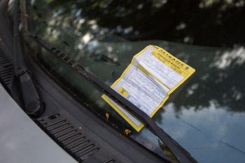Registros de infrações por estacionamento irregular em vagas especiais sofrem queda