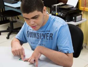 Braille inclui alunos cegos no ensino regular