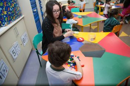 Crianças especiais têm educação inclusiva com professores capacitados