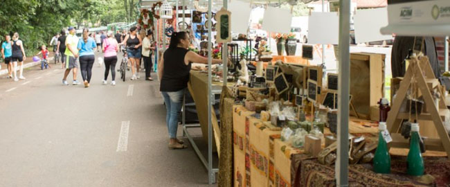 Artesãos são recadastrados para melhorar distribuição de barracas em feiras Artesãos são recadastrados para melhorar distribuição de barracas em feiras