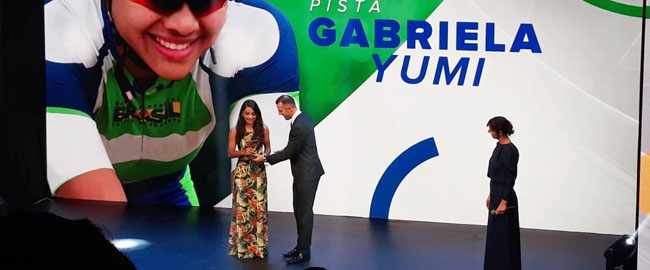 Gabriela Yumi recebe o Prêmio Brasil Olímpico