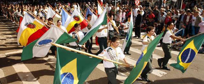 Desfile de aniversário de Maringá destaca Jogos Universitários