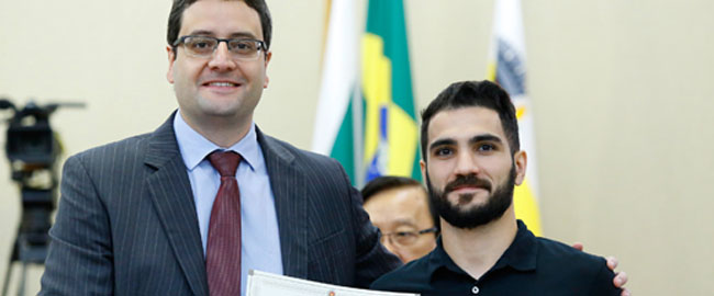 Campeão de kickboxing é homenageado com Mérito Comunitário