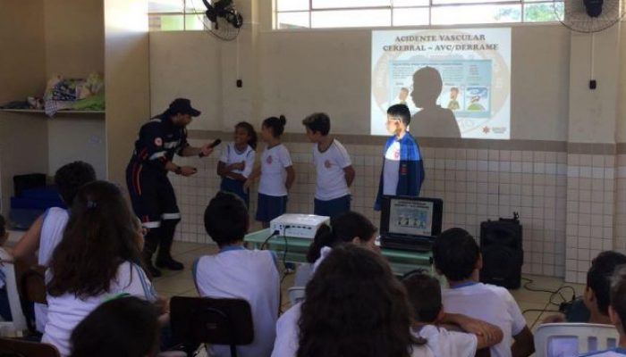 Projeto orienta sobre uso correto do telefone de emergência