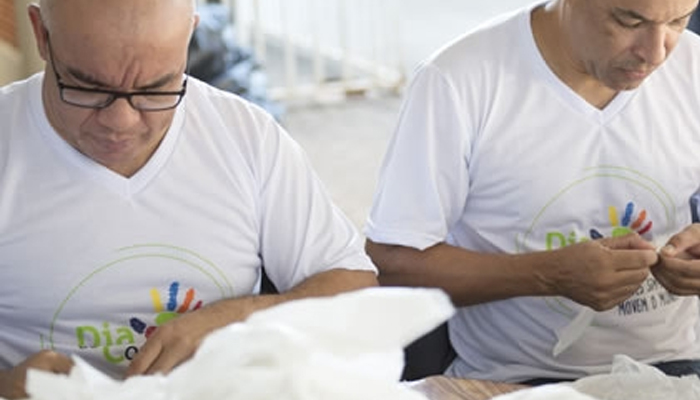 Cooperativas de Maringá se unem para produzir 22 mil fraldas Cooperativas de Maringá se unem para produzir 22 mil fraldas