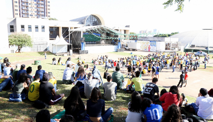 Telão reúne torcedores para jogo do Brasil contra a Sérvia