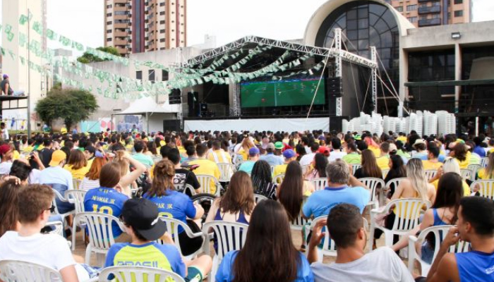 Telão na Vila Olímpica exibe seleção brasileira rumo ao hexa
