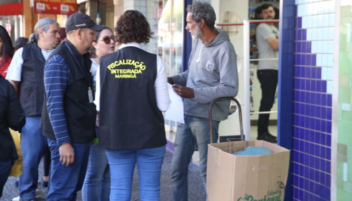 Antes de autuar e apreender mercadorias, fiscalização orienta ambulantes