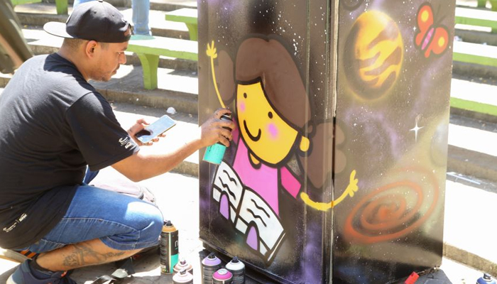 Geladeiras inservíveis ganham novos significados por meio da arte