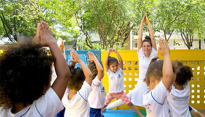 Conheça 7 exercícios de yoga para praticar com bebês e crianças