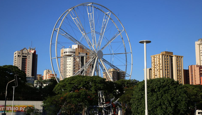 Roda gigante compõe a paisagem do centro de Maringá