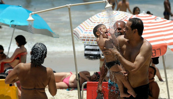 Veja dicas de proteção para crianças, adultos e idosos na estação mais quente do ano Veja dicas de proteção para crianças, adultos e idosos na estação mais quente do ano