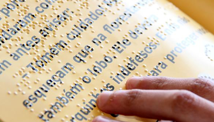 Nova tecnologia de livros em Braille e tinta amplia a educação inclusiva no país
